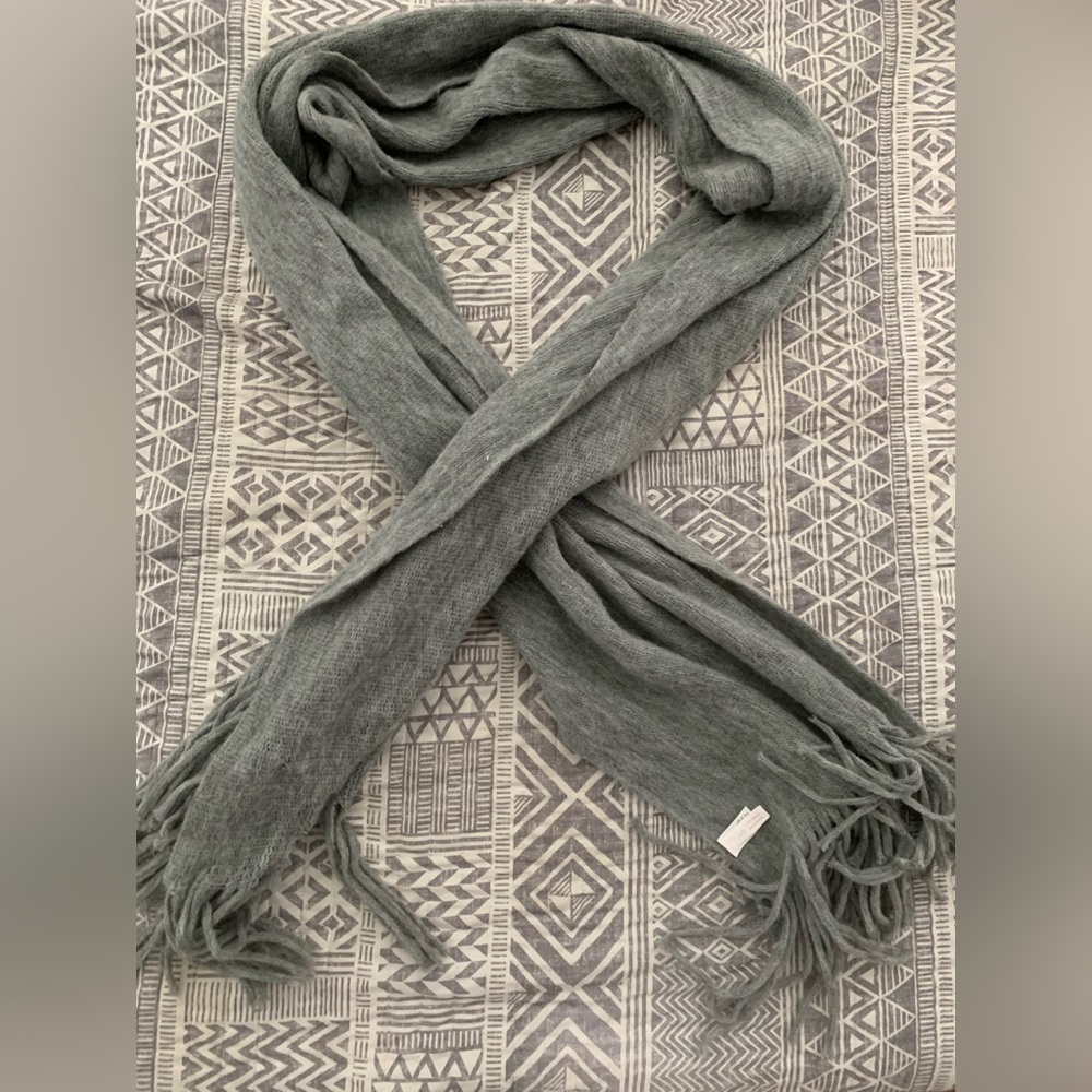 Chunky scarf, light grey color, light weight, never worn